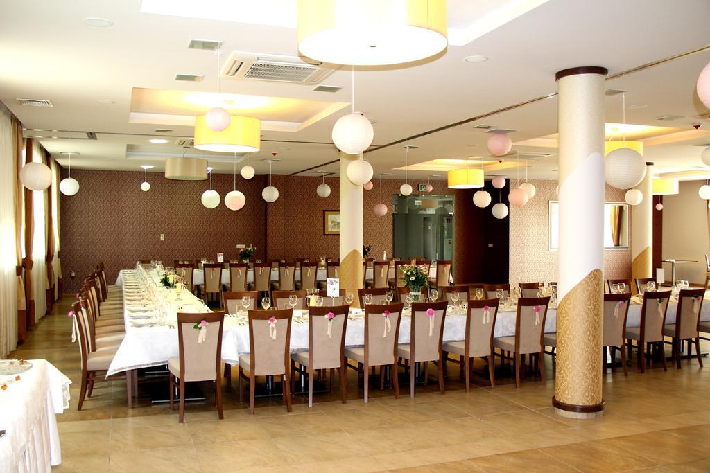Hotel Austeria Conference & Spa تشيخوتشينيك المظهر الخارجي الصورة